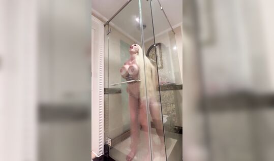 "О да! Оттрахали малышку!" клиент припер сиськами к стеклу и трахнул проститутку Анна Герц aka RUSSIAN BOMBA TUT в душевой кабинке