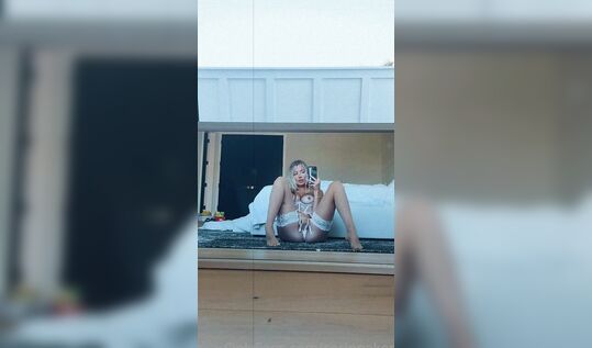 Онлифансщица Corinna Kopf в кружевах дрочит киску сидя на полу