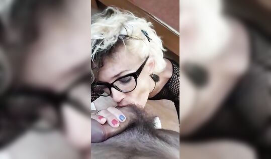 Зрелая эскортница Яна Дакова (Яна Гой) глубоко сосет член и лижет волосатые яйца клиенту в дешевой гостинице