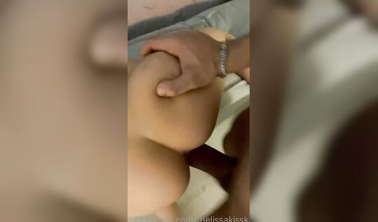 "Нравится сучка да?" элитная проститутка выложила в приватку видео где ее раком трахает чернокожий клиент с большим членом под громкие вопли