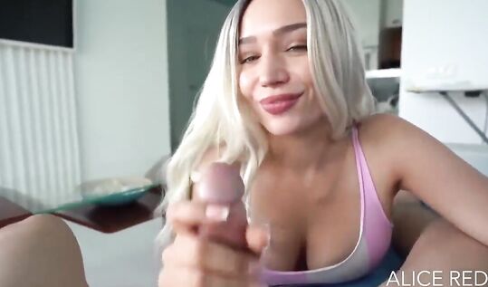 Пока муж в командировке красивая самка Emilia Novak aka AliceRedLips трахается целыми днями с молодым соседом