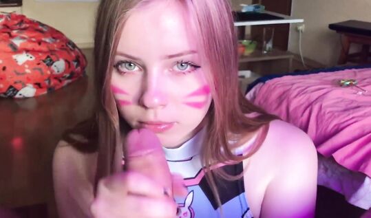 Милая любительница членов и спермы Yuiwoo aka Yui_woo жадно полирует шляпу своему бойфренду