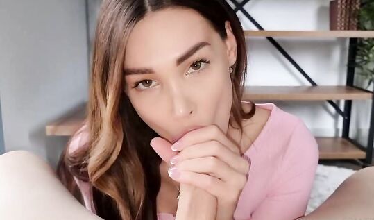 Шкура в короткой белой юбке Kaylen Malone aka Fia Murr отсосала брату прямо в гостиной и вкусила его спермы