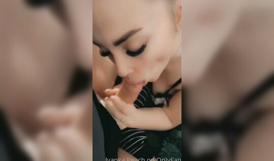 Домашний минетик от красотки Ivanka Peach с упругими большими доечками