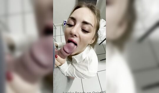 Братишка спалил за просмотром порно и мастурбацией сестру Ivanka Peach и она отсосала ему чтобы не рассказывал родителям
