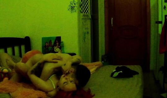 Чувак трахает соседку в общаге, а та громко стонет от удовольствия