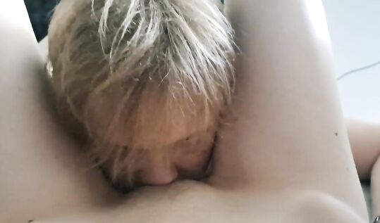 Лохматый кунимэн ныряет в пилотку своей подруге и чавкая облизывает ее киску