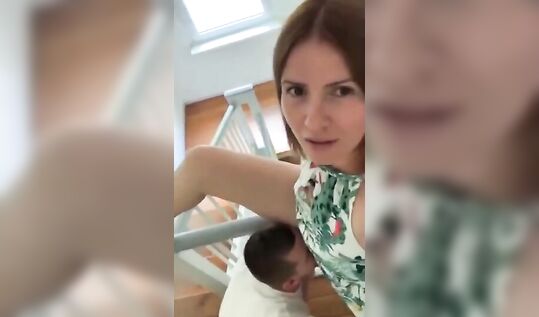 Пиздолиз предложил за деньги отлизать пизду соседке поднявшись на верхний этаж в подъезде