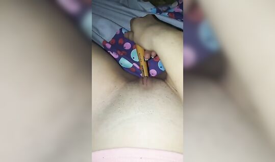 Молодая нимфоманочка трахает себя в гладкую бритую киску карандашом