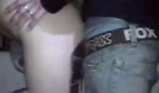 Кто следующий? - Я! Все Алён ты попала тут очередь! Давай сама засунь! - Бля кто там? А ты знаешь что у тебя хуй не стоит!" пацаны ебут в ванной на вписке шалаву Алену толпой по очереди