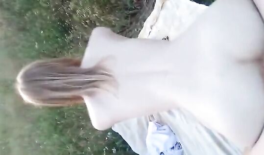 "Колени будут в синяках у меня, мне кажется надо что то подумать!" пацан привел подругу на пикник и трахнул ее в поле на природе