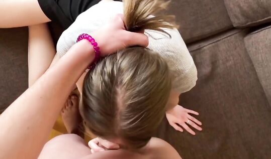 Пацан держит подругу за волосы и пихает свой член ей в рот у нее дома снимая все на телефон