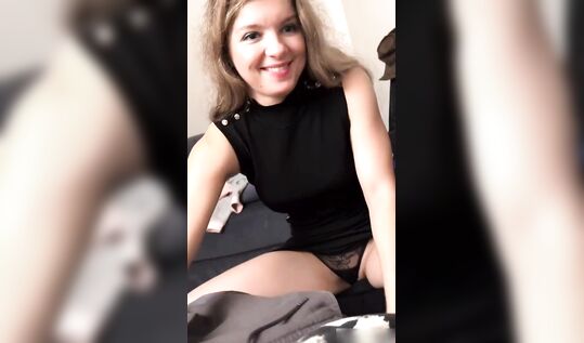 "Я не знаю что будешь делать ты, лично я планирую кончить! Ты же не против?" подруга дома взялась за член и начала его сосать