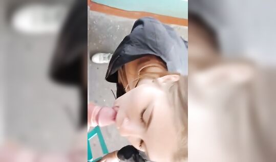 Молодая дворовая шалава Алиса Alice Pankova aka Thellitlepussy18 сосет хуй в подъезде и получает сперму на лицо