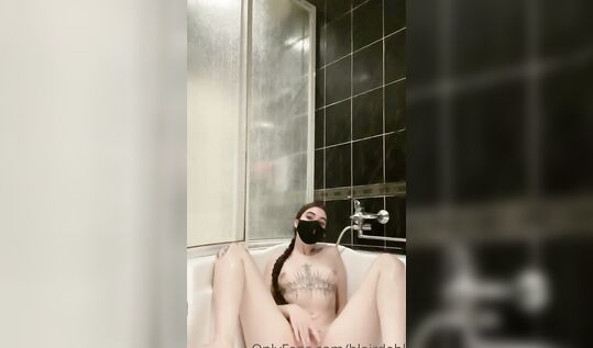 Blairdahlia мастурбирует в ванной пока родители смотрят концерт Петросяна по телику