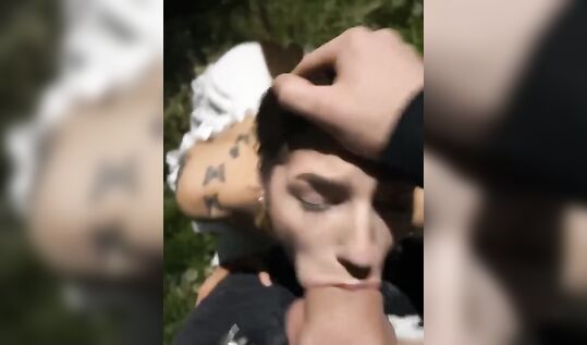 "Платишко не пачкай! Ай меня в письку прям укусили!" худая чика Sukubb-Overlord сосет большой член своему парню в кустах во дворе и ведет трансляцию  (public blowjob)