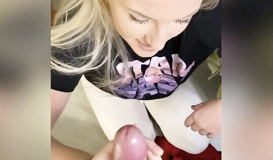 Блондинка Elsa Thora плюнула на залупу своему мужу и принялась с заглотом сосать член, а он за это стрельнул спермой ей в глаз