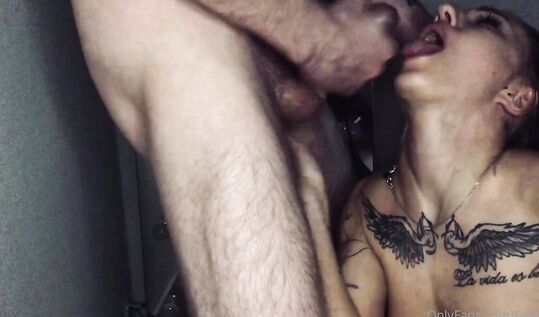 Паренек трахнул глубоко в рот стройную шкуру Lady Sonya aka Натали Асаева и наполнил ее рот спермой