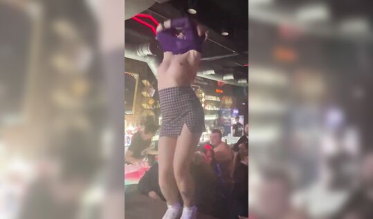 Бухая московская проститутка Альбина AMG aka Tattootechno сняла майку и показала сиськи на барной стойке в клубе на вечеринке