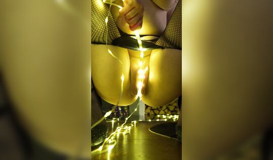 Рыжая толстушка Владислава Шелыгина aka Vladislava_661 показывает ежа в новогоднюю ночь и мастурбирует гирляндой на фоне елки