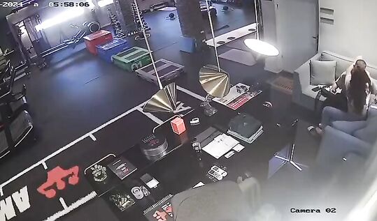 Охранник трахнул свою подругу в тренажорке на ночной смене пока никого не было и попал на скрытую камеру