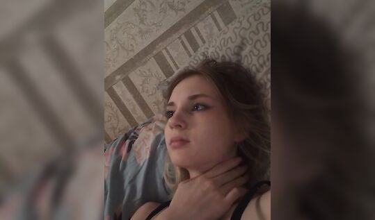 "Не хочу готовить, лучше потрахаюсь и закажу суши!" запись привата молодой вебкамщицы Emolina