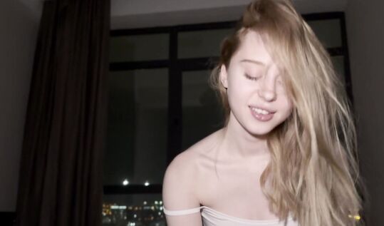 Снял хату в высотке с видом на город и привел ебать туда свою милую подругу вафлершу Алису Zxlecya