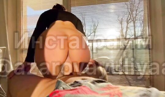 Юлия Азарова aka Azarovayuliya прыгает шикарной попкой на большом члене в спальне днем