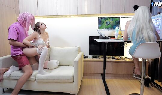 Пацан трахнул сестру своей телки геймерши Диану Ди aka Unipcorndi пока она стримила