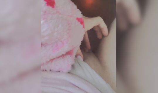 Тиктокерша с огромной грудью сняла на телефон как дрочит свою влажную киску и случайно отправила подписчику вместо парня