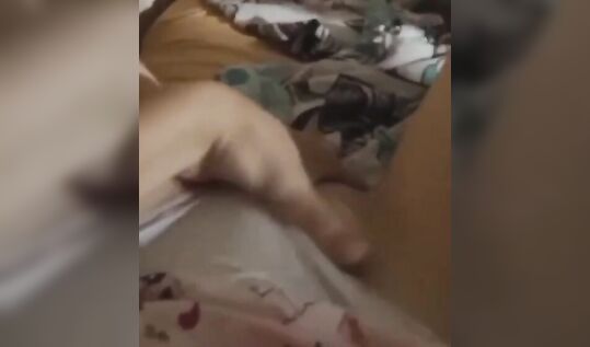 Слив тиктокерша с огромными сиськами Kitty.Kettt aka Mommy Kitty мастурбирует на камеру телефона