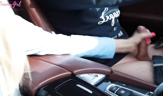 "Фак, держи руль! Главное чтобы нас не остановили!" шлюха Кристина Luxury Girl подрочила своему парню в машине на ходу и отсосала ему в прямом эфире