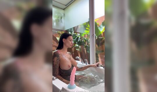 Слив украинки Оксаны Раджабовой aka Ксюша Красивчик с ребристым дилдаком в ванной