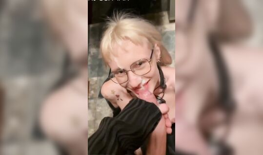 "Очень хорошо!" нефор обкончал очки и лицо своей подруге нефорше в общественном толчке