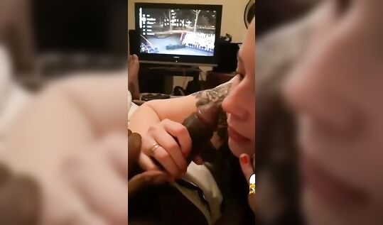 "Вы с ним поссорились?" русская шлюха сосет черный член негру и успокаивает по телефону с подругу которая поругалась с парнем