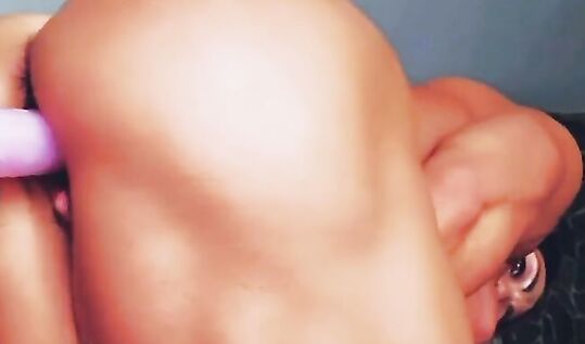 Накаченная шлюшка бодибилдерша Наталия Кузнецова aka Наталия Трухина aka Nataliya FBB трахается дома с дилдаком прикрепив его к стене