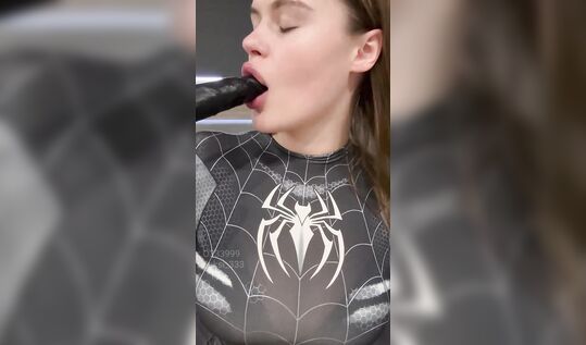 Сисястая красотка в костюме спайдер мена Оксана Соколовская aka Oksi333 aka Oksi_Top сосет черный член
