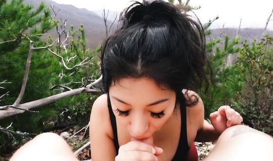 Онлифанс модель Cami Strella (Кэми Стрелла) сделала из молодого парня настоящего мужчину отсосав ему писюн в горах Кавказа