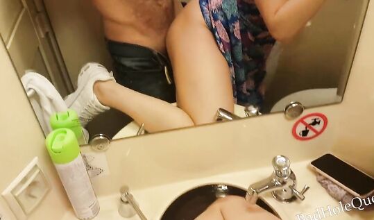 В туалете поезда жестко выебал русскую попутчицу раком