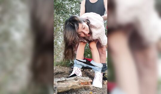 Кремпай в лесу! Трахнул брюнетку раком и залил спермой прямо на природе