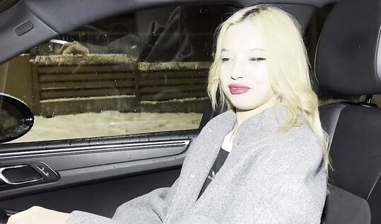 Губастая шлюха сосет в Порше: русская блондинка жестко отрабатывает раком на заднем