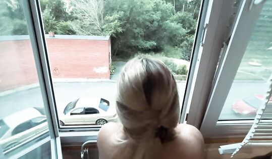 Русская жена друга на балконе: Раком умоляет трахнуть её жёстче, пока муж не видит!