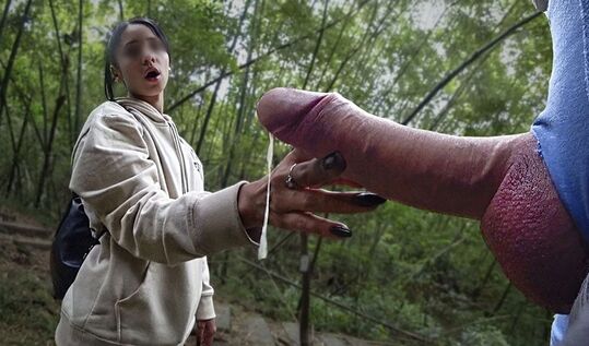 Спалила за дрочкой: Незнакомка в парке сжалилась, жадно отсосала и выдоила хуй на руки