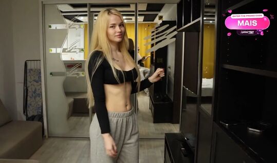 POV трах за переустановку винды! Блондинка потекла, отсосала и подставила жопу под сперму